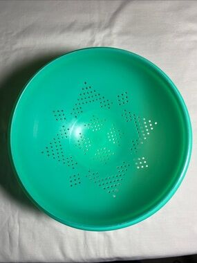 Tupperware VTG Green Plastic Colander